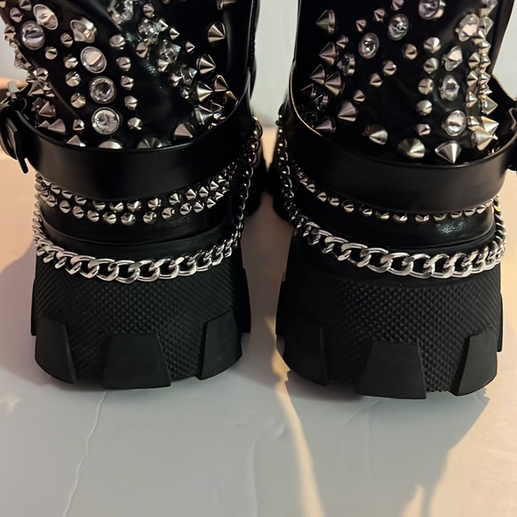 Azalea Wang black boots w/silver chains, faux rhinestones and studs, size 9 / 40 - Picture 11 of 16